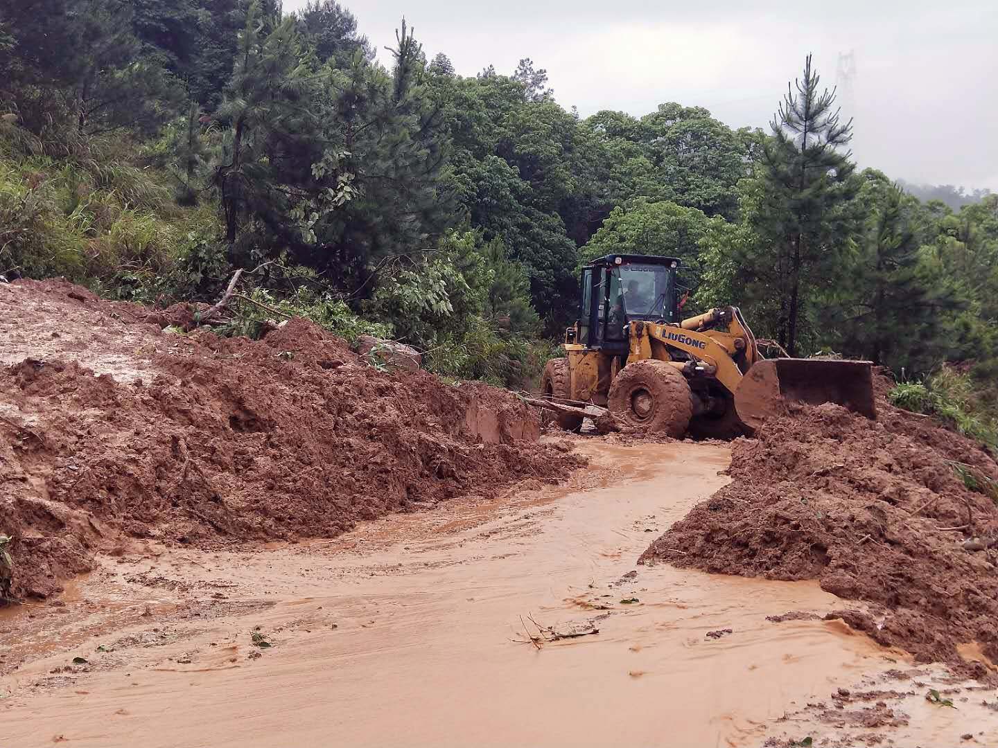 清理活岭大塌方2