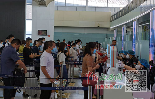 乘客正在昌北国际机场安检通道有序排队。