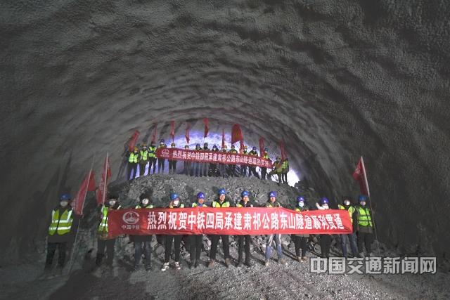 东山隧道顺利贯通1.jpg